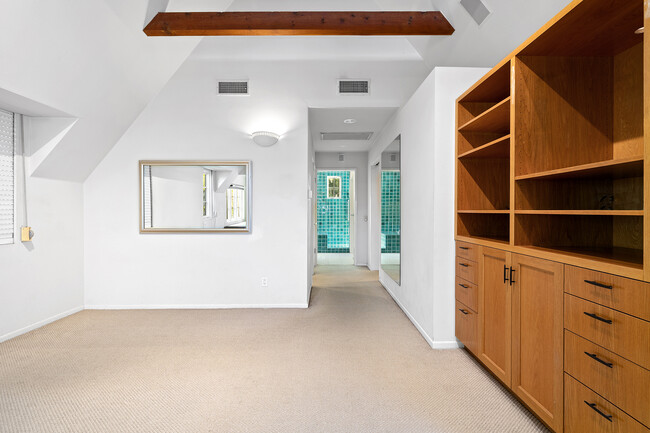 Building Photo - 8543 Clifton Way