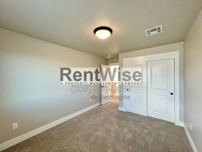 Building Photo - 5925 W Sprig Dr