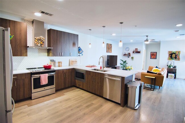 Building Photo - 2213 Poquito St