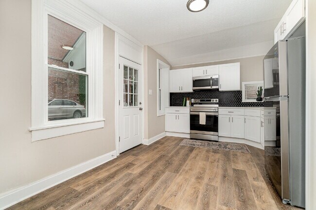 Building Photo - "Charming 3-Bed Townhouse Retreat in the H...