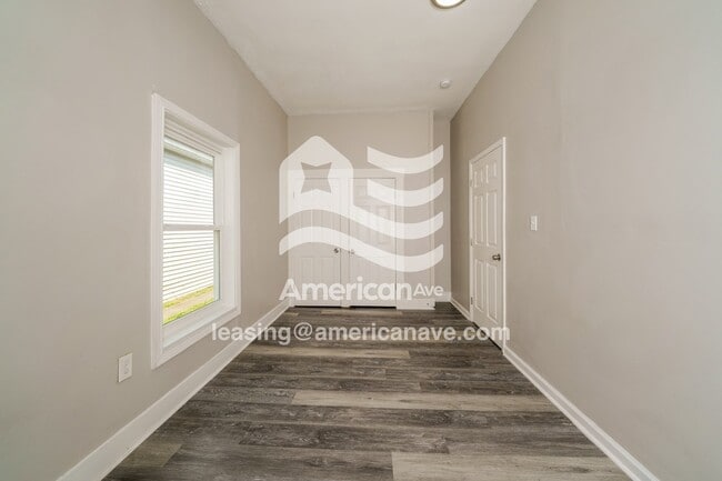 Building Photo - 1604 E Oak St