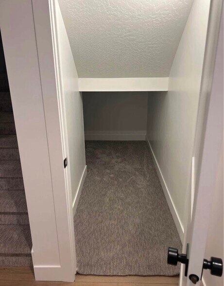 Building Photo - 81 S Keaki Wood