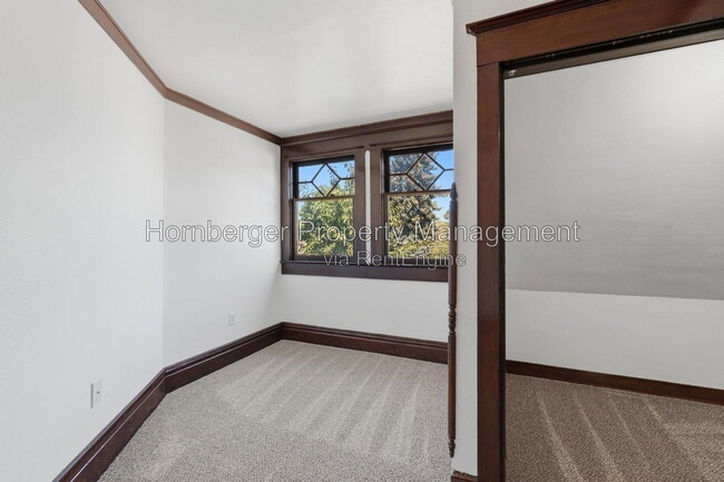 Building Photo - 1128 W Spofford Ave