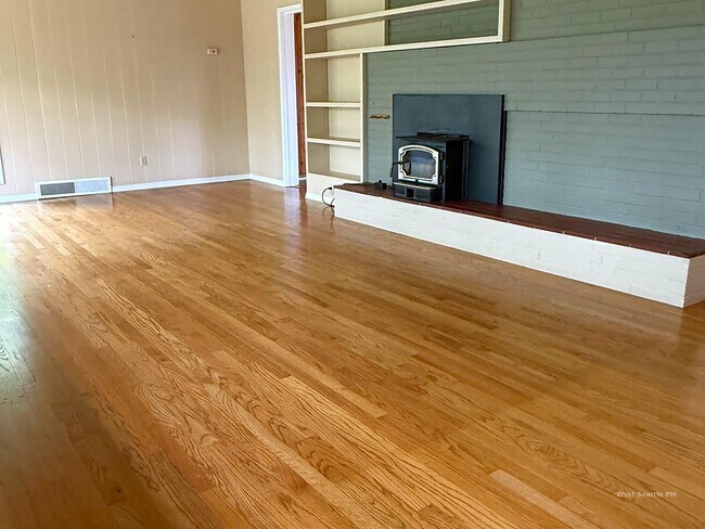 Building Photo - 6BR Classic Mid-Century Medina Home! Yard Service Included!