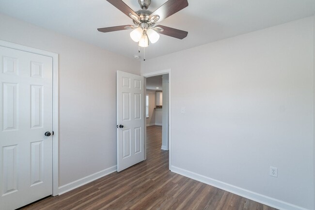 Building Photo - Charming End-Unit Townhome with Prime Loca...