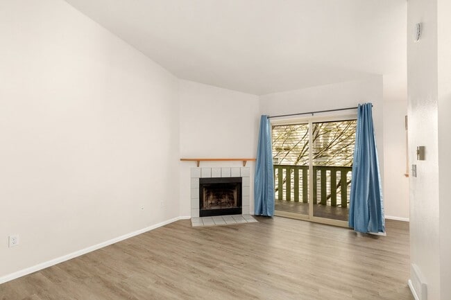 Building Photo - Charming 1 Bedroom Condo in Kenmore with P...