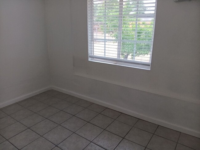 Building Photo - Cozy 4-bedroom, 2-bathroom home! Showings ...