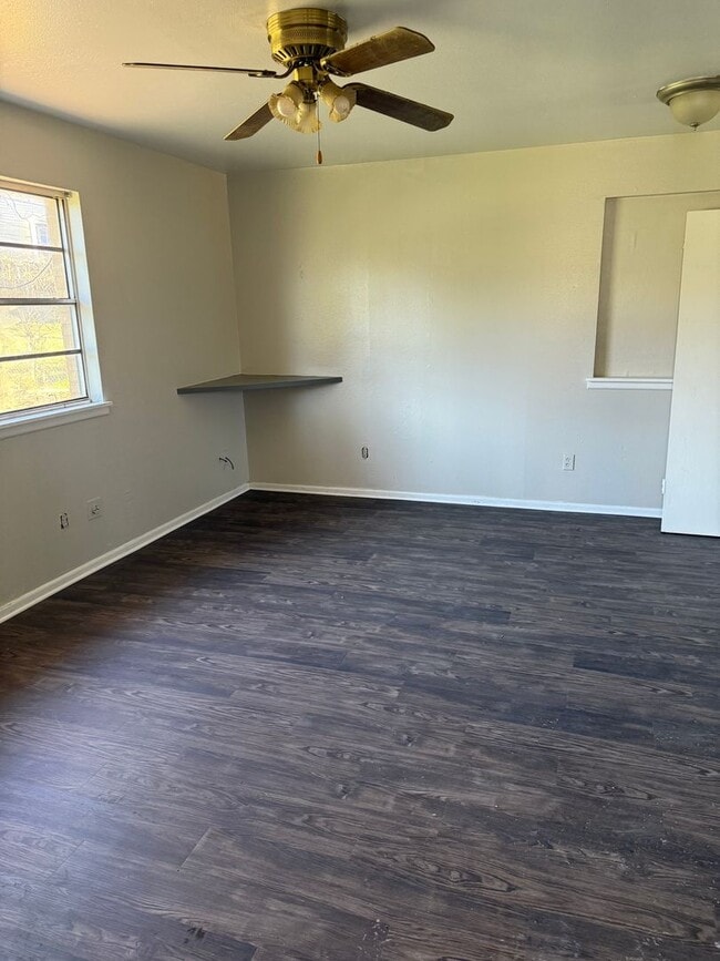 Building Photo - 3 bedroom 1 bathroom **$300 OFF 1ST MONTH SPECIAL