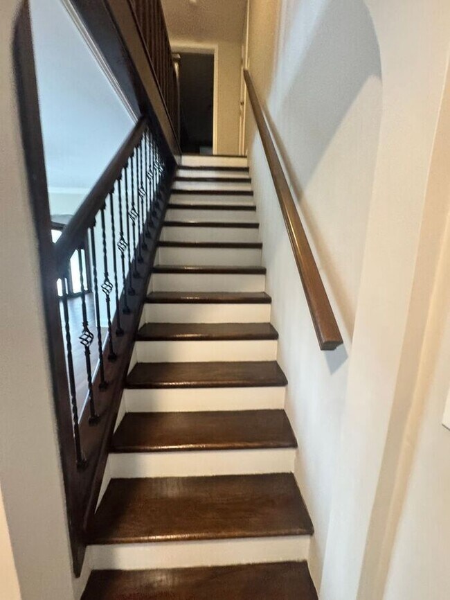 Building Photo - 4 bedroom 2.5 bath with large yard and in ground pool