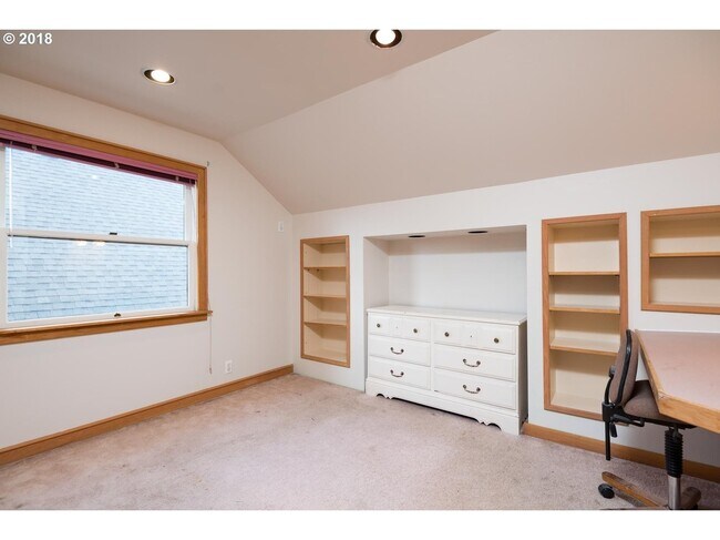 Building Photo - Hollywood District Home - 3 Bdrm 2 bths, 2290 sq. ft.