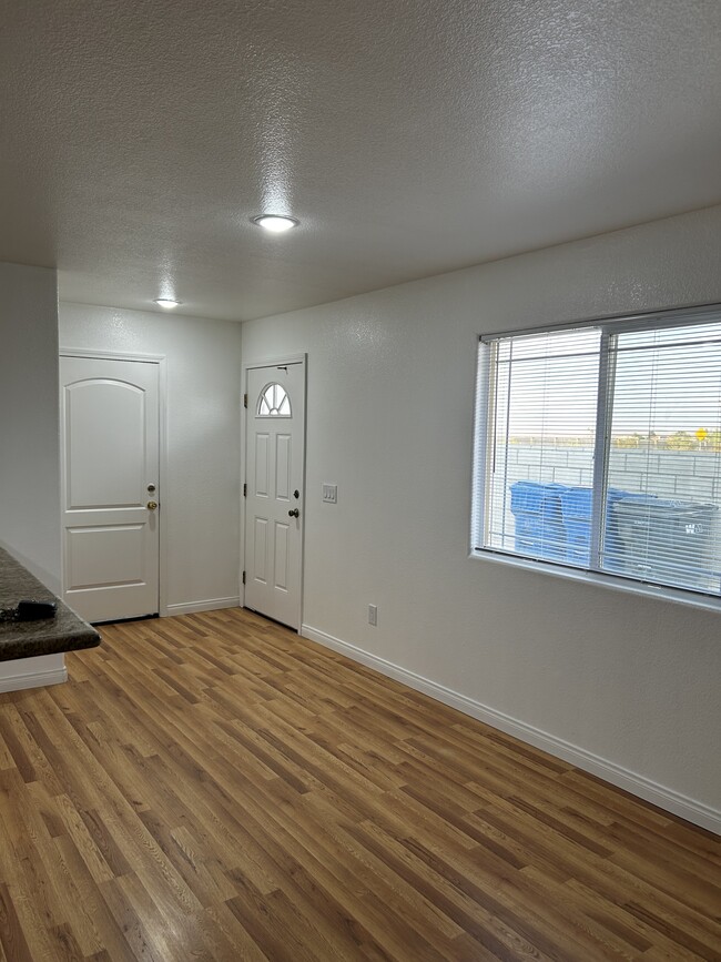 Living room - 9132 Mendiburu Rd