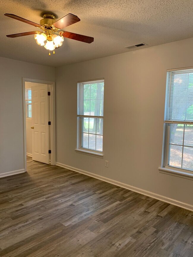 Building Photo - 211 Friendly Ln