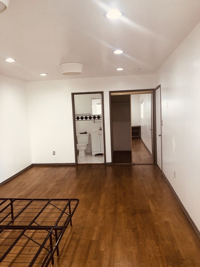 Building Photo - 1128 Irolo St