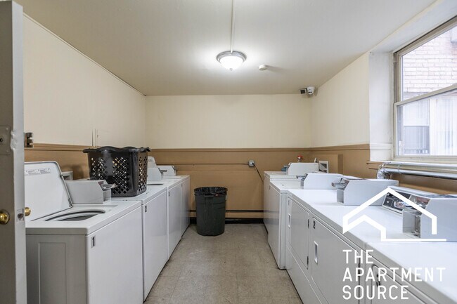 Building Photo - 3710 N Pine Grove Ave