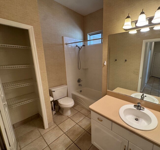 Building Photo - 4404 SW 91st Dr