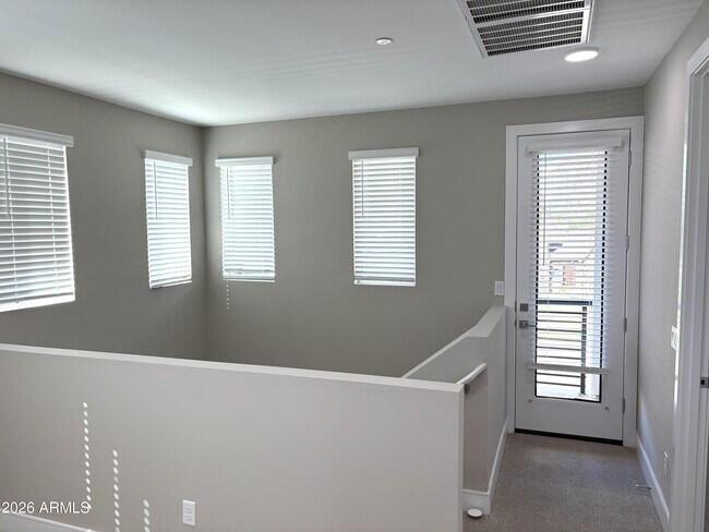 Building Photo - 1021 E Pasadena Ave