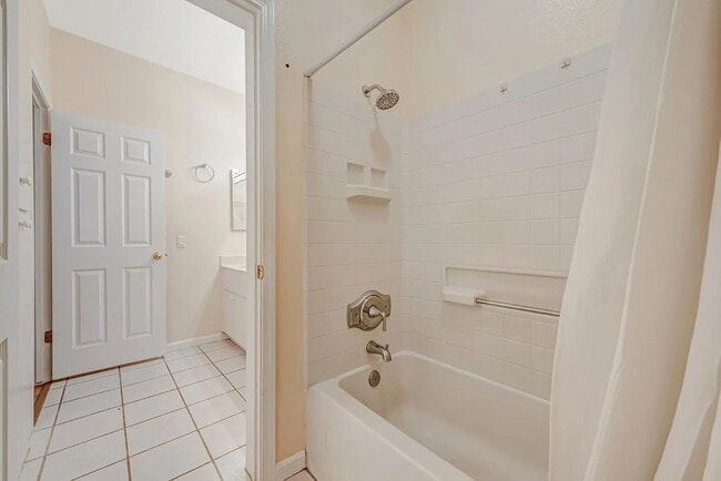 Building Photo - charming 1-bedroom, 1-bathroom home located on the ground level overlooking the green belt in Par...