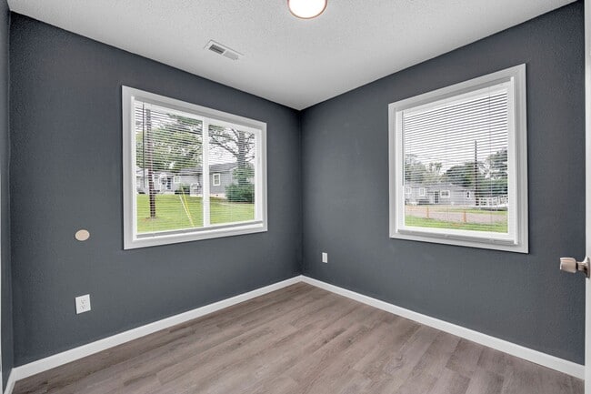 Building Photo - 2 Bed 1 Bath Completely renovated apt - appliances/water provided $900