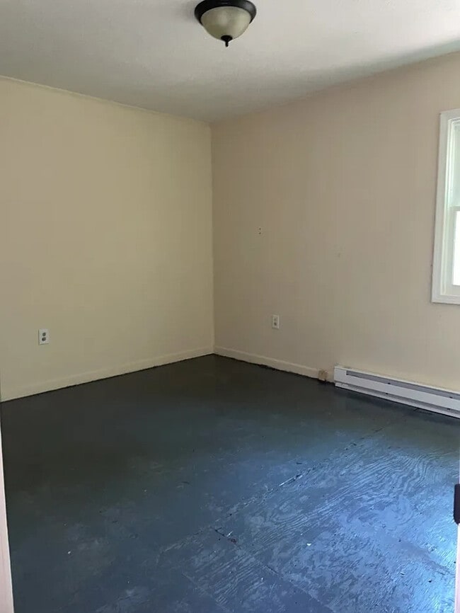 Building Photo - 3 Bedroom 1 Bathroom
