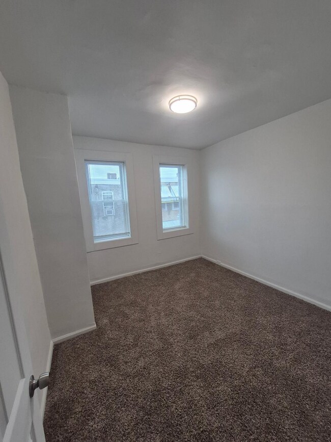 Building Photo - 3Bd/1Ba home minutes from Center City