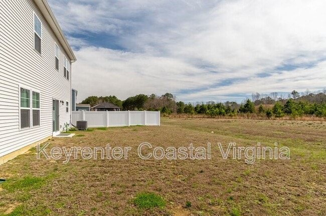 Building Photo - 305 Tarn Ct