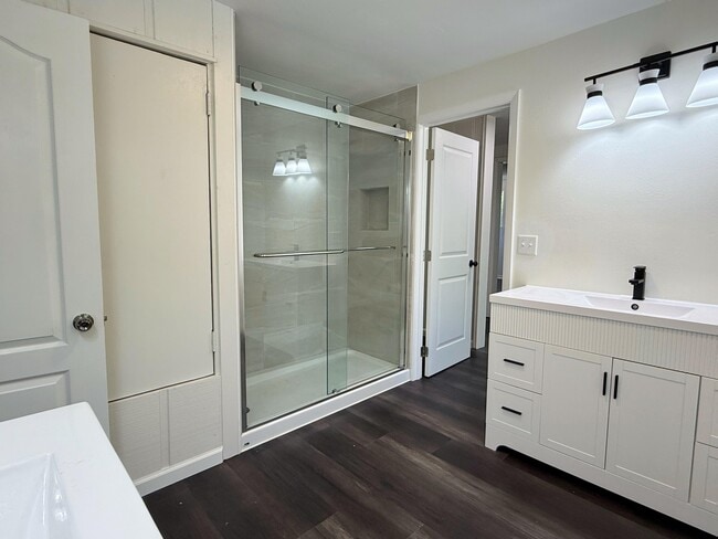 Building Photo - 244 Greenbrier Dr NE