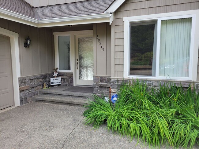 Building Photo - Lake Retreat Waterfront Living | Spacious Home with Views + Utilities Included