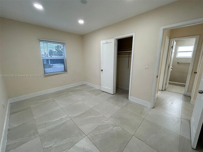 Building Photo - 610 E 8th Ave