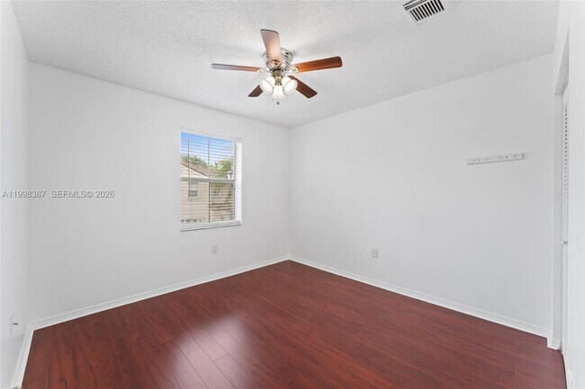 Building Photo - 1120 W Lake St