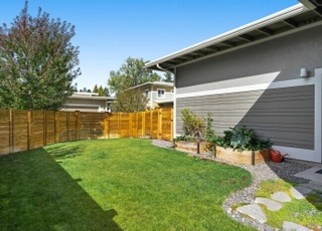 Building Photo - Beautiful Mid-Century Modern Home with lot...