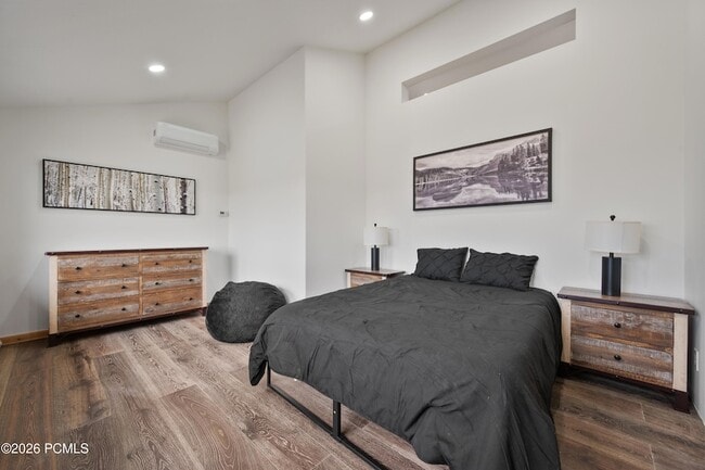 Building Photo - 948 S Foothill Dr