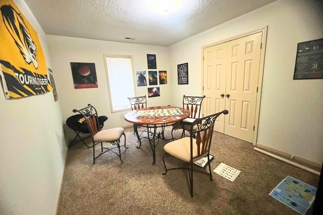 Building Photo - 2402 Garden Dr