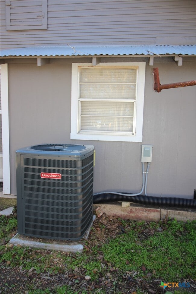 Building Photo - 516 E Mountain St