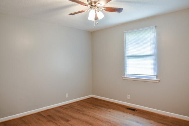 Building Photo - Pet Friendly Three Bedroom!