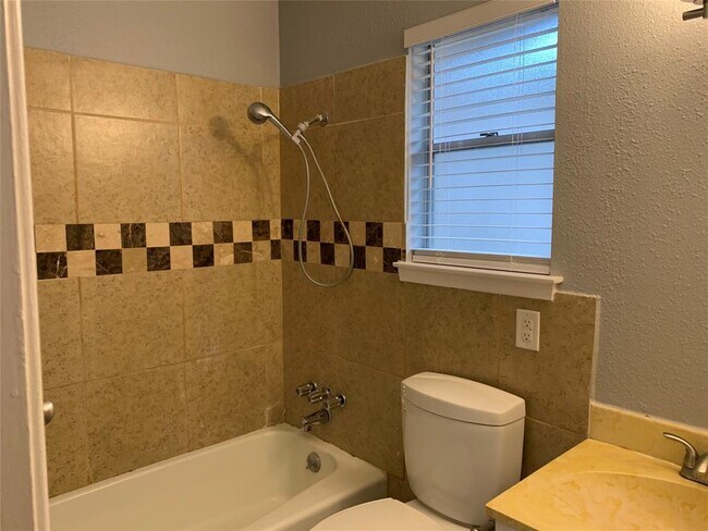 Building Photo - 10015 Woodland Village Dr