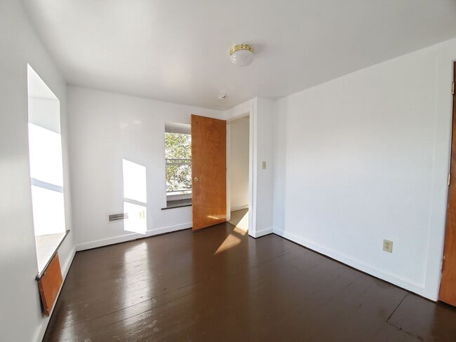 Building Photo - Adorable 3 bed 1 bath home For Rent in Bridgeton - $1575