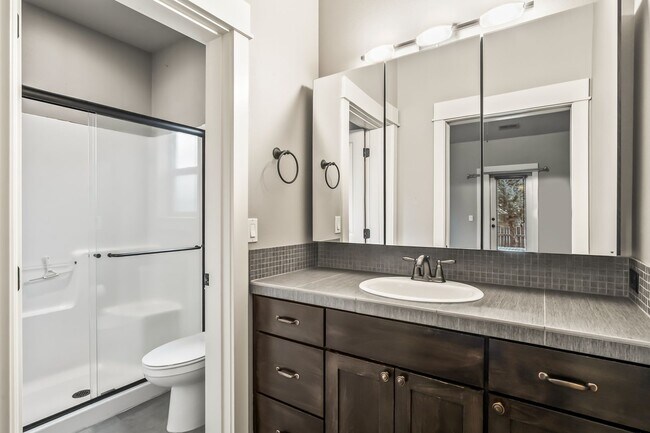 Building Photo - Single-Level 3 Bed, 2 Bath Home with Fully Fenced Backyard