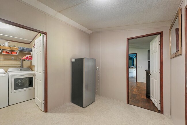 Building Photo - 106 County Road 3755