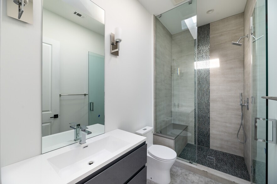 Building Photo - 1805 S Longwood Ave