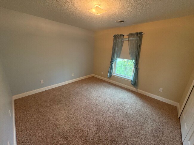 Building Photo - Grand Island 3/2 w/ Enclosed Backyard & Patio