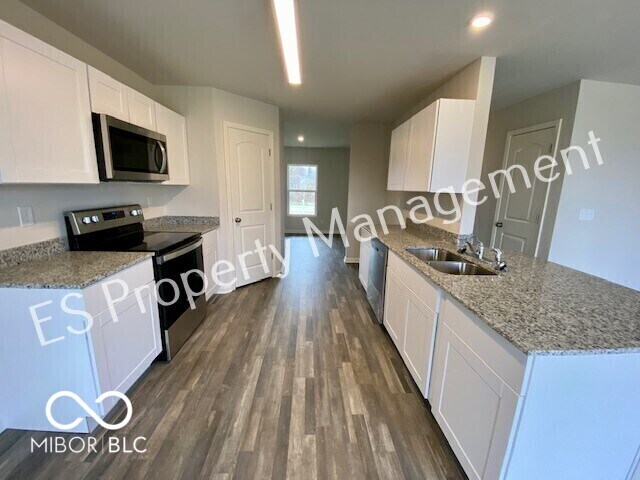 Building Photo - 2608 W Kings Cyn Dr
