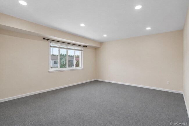 Building Photo - 150 Pointe Cir N