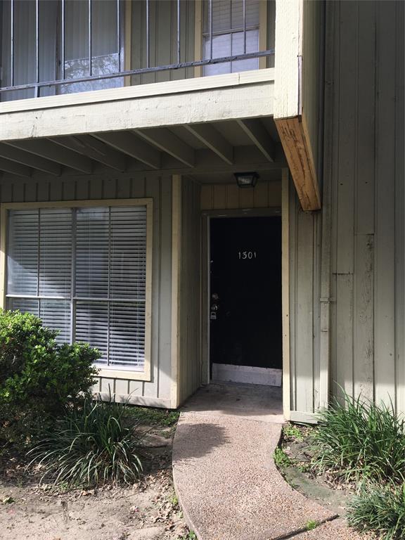 Building Photo - 5625 Antoine Dr
