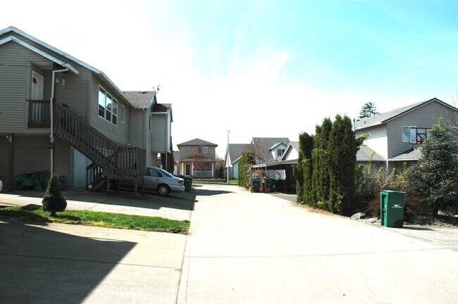 Building Photo - 14553 SE Lone Pine Dr