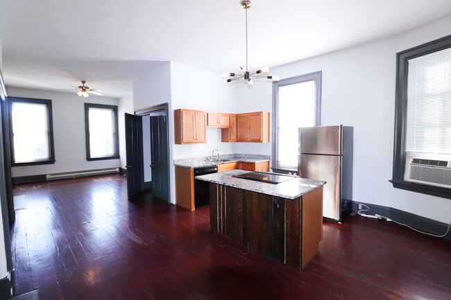 Building Photo - 1531 Elm St