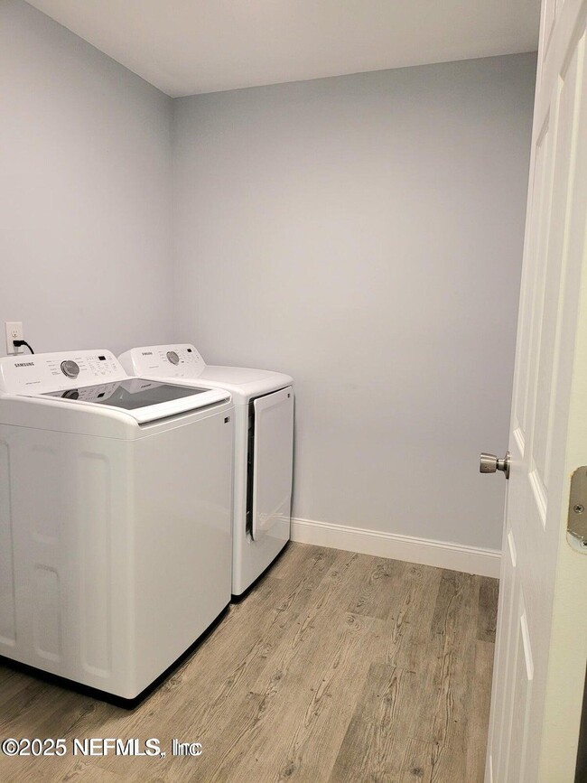 Building Photo - 1978 Solomon St