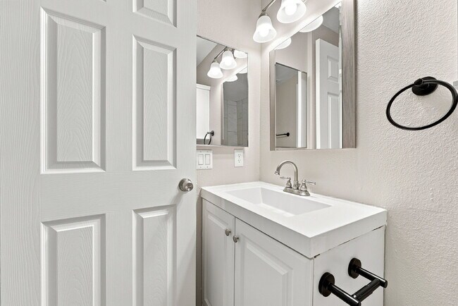 Building Photo - $1,295.95 1 bed, 1 bathroom, located in Aurora with a washer and dryer.