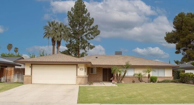 Primary Photo - Charming property in Bakersfield– Minutes ...