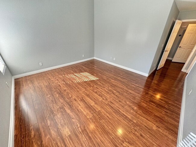 Building Photo - Spacious 2 bedroom condo with detached garage!!