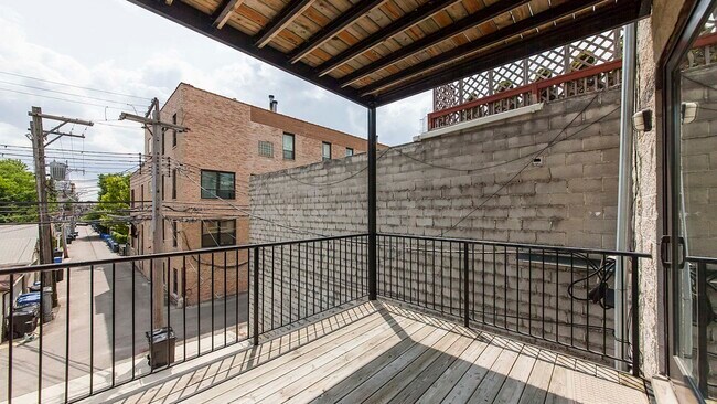 Building Photo - 1449 W Fullerton Ave